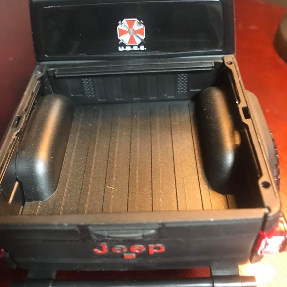 1:24 custom jeep gladiator raccoon city umbrella corporation - Picture 4 of 5